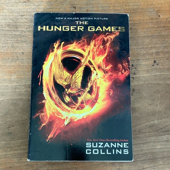 The Hunger Games by Suzanne Collins - Picture 1 of 8